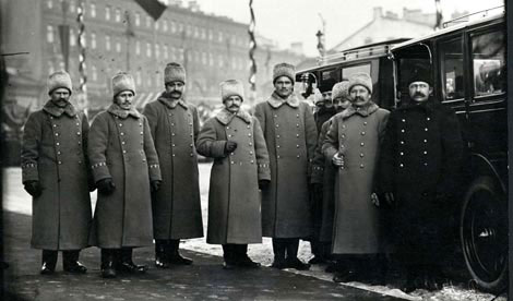 Группа придворных шоферов в зимней форме. Начало 1910 г.