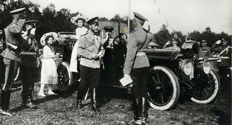 Император Николай II около своего автомобиля Мерседес-Книхт-Ваген 16-40 PS.